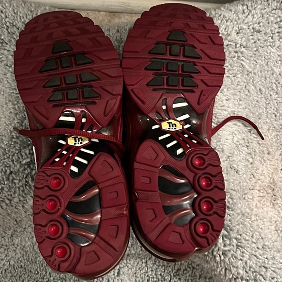 Nike Air Max burgundy in color - Picture 5 of 7